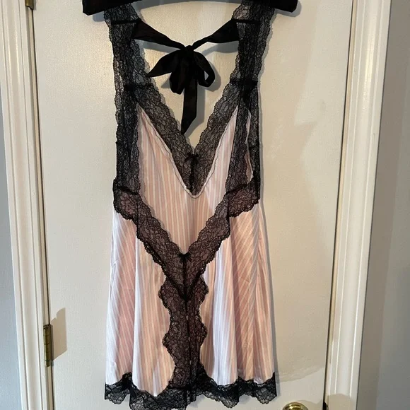 VICTORIA’S SECRET Classic Pink & Black Striped Lace Slip - Size Medium 🩷🤍🖤 - Picture 6 of 7
